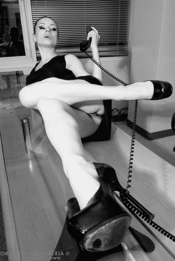 15P Pitures of pinup girl Darenzia showing off in black and white