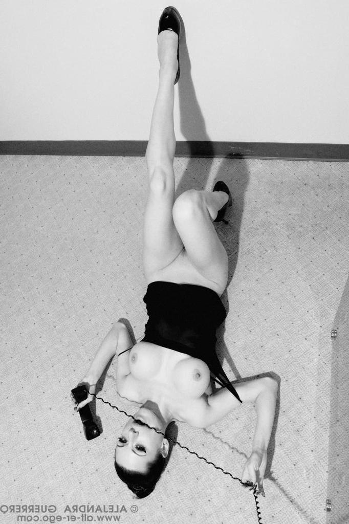 15P Pitures of pinup girl Darenzia showing off in black and white
