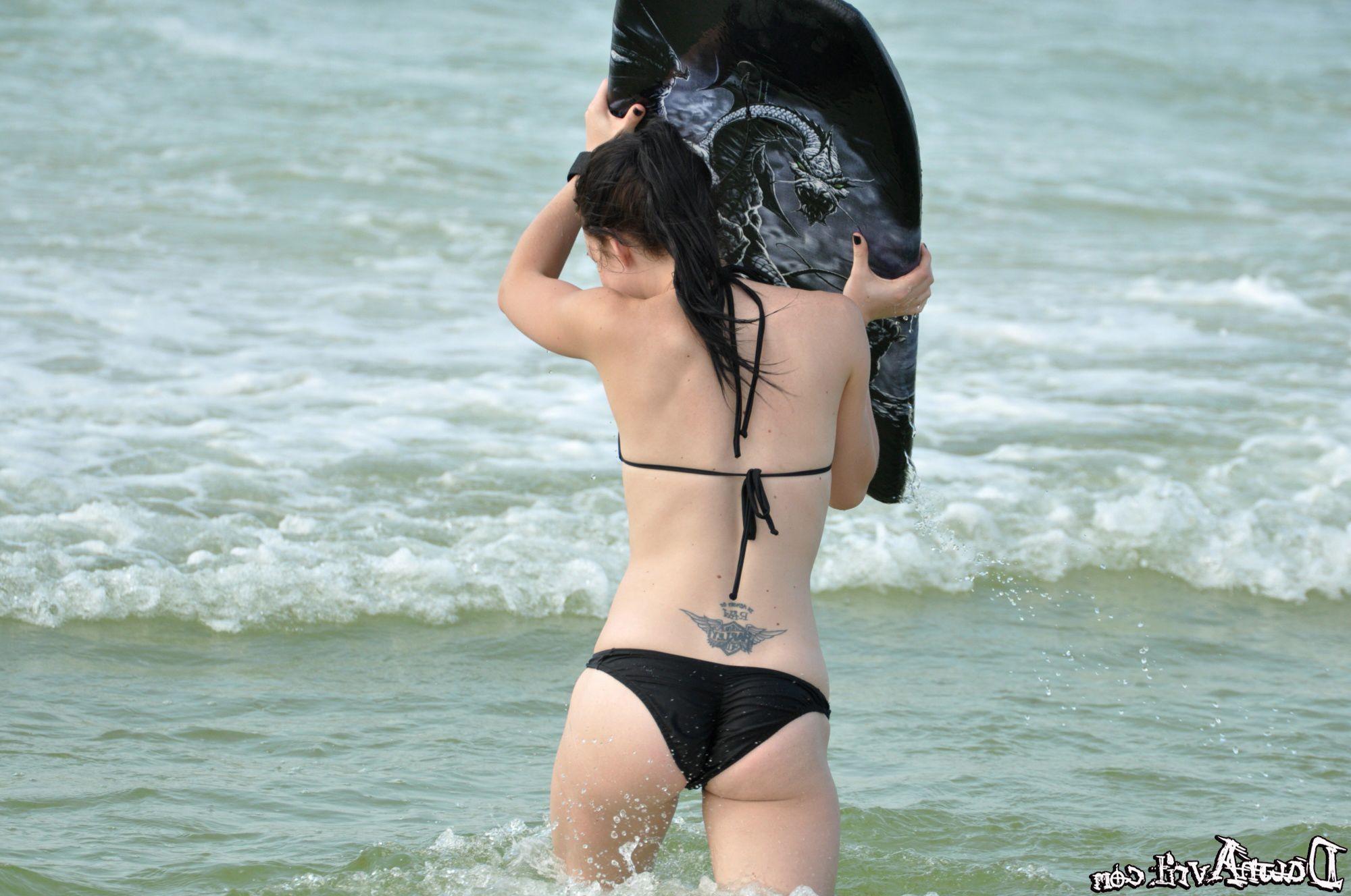 17P Pictures of Dawn Avril getting all wet