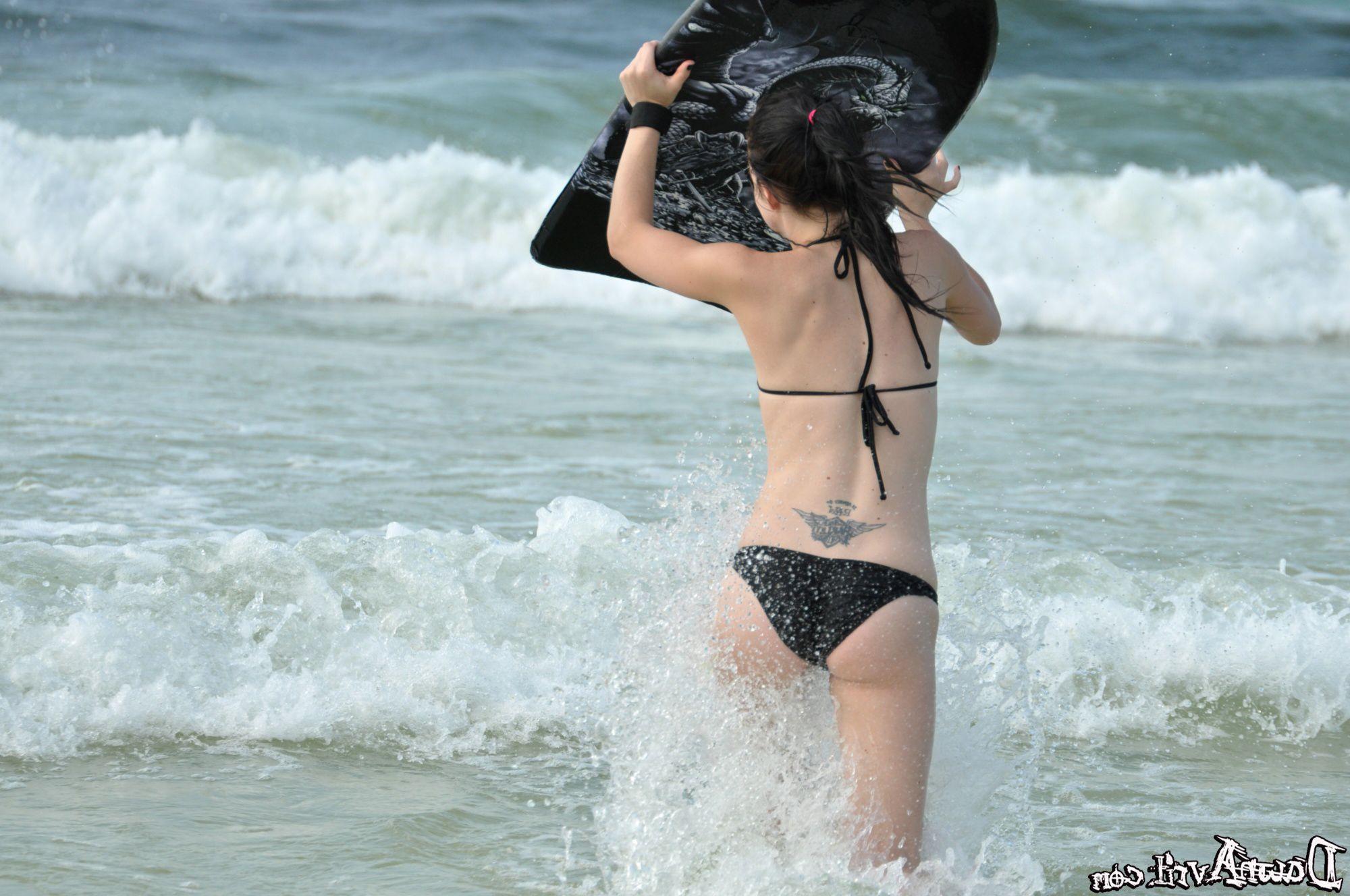 17P Pictures of Dawn Avril getting all wet