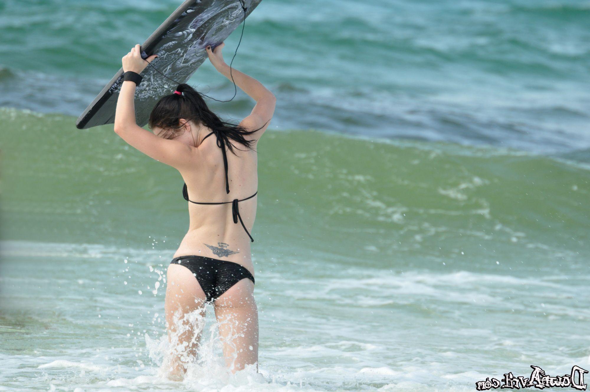 17P Pictures of Dawn Avril getting all wet