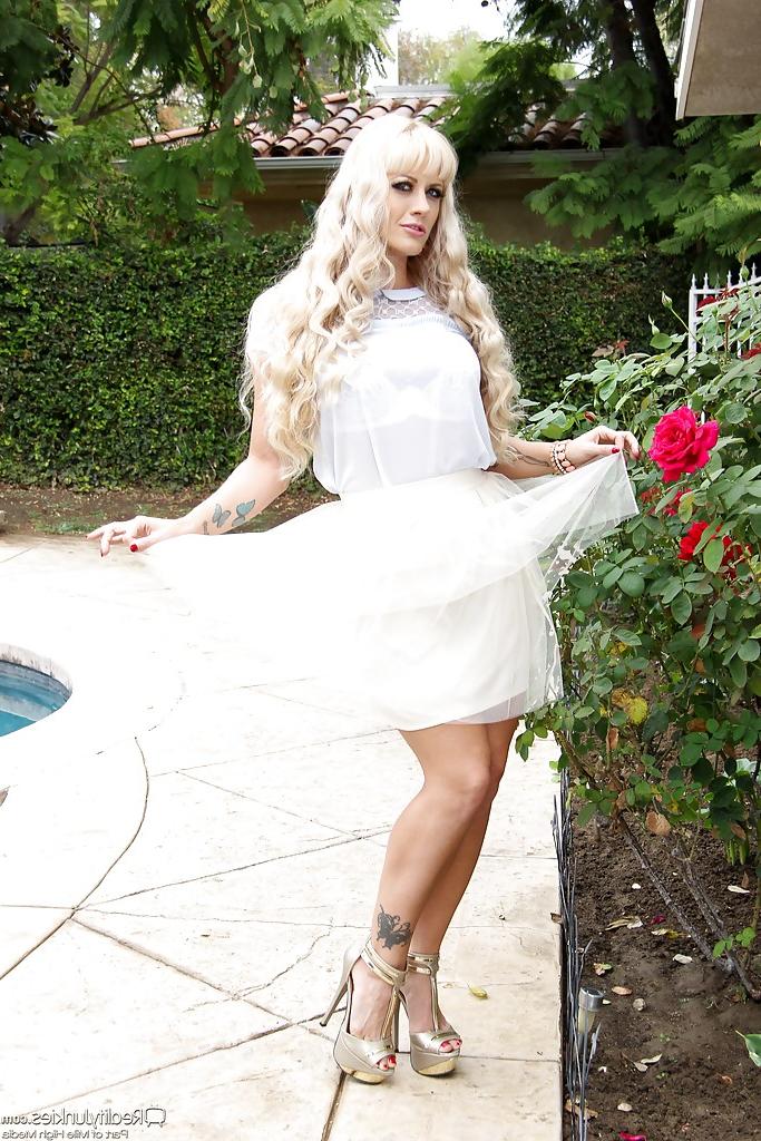 16P Blonde MILF Hilly Heart posing outdoors for non nude photo shoot