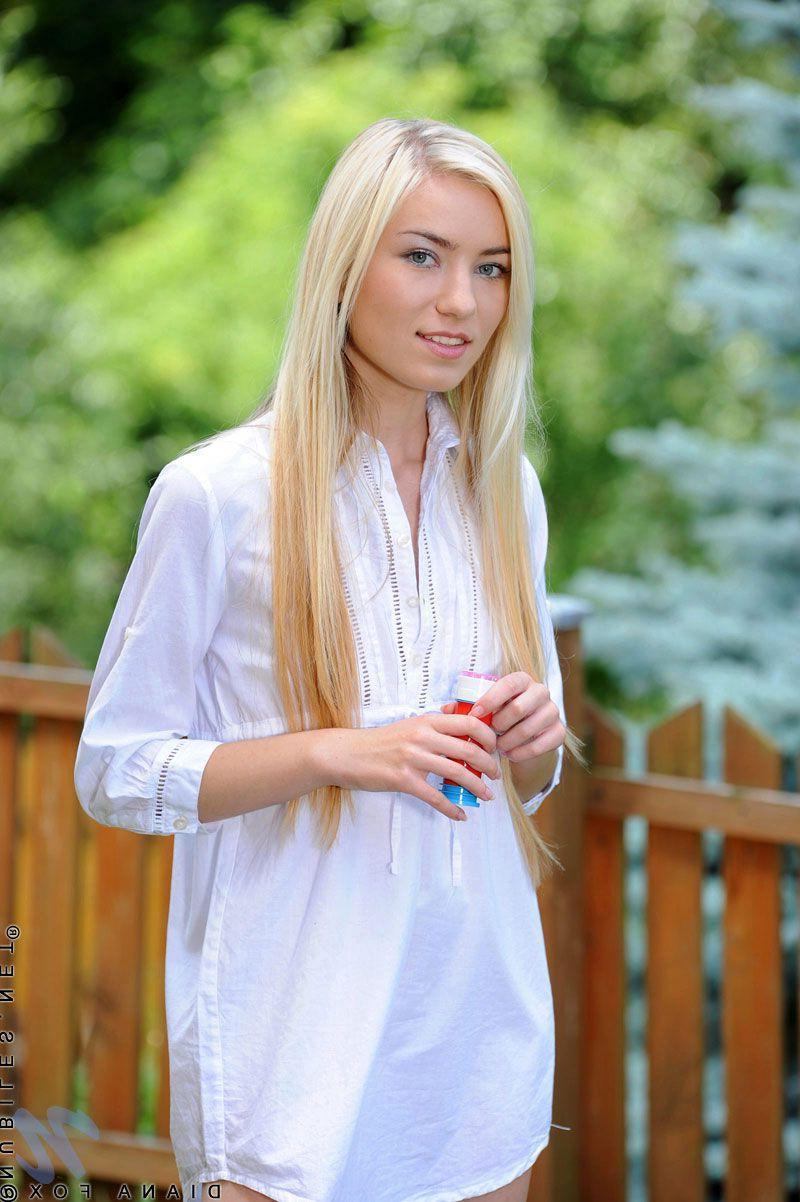 20P Pictures of Diana Fox teasing outside