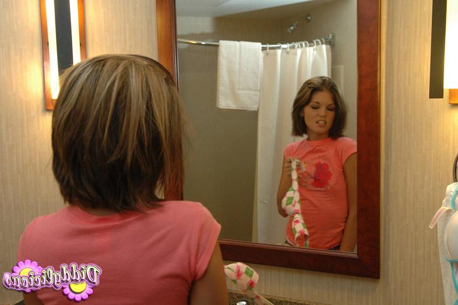 20P Pictures of Diddylicious cutting off her clothes