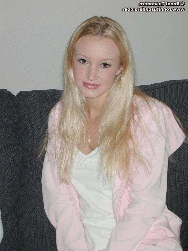 20P Pictures of Ronni and Ali getting nude together