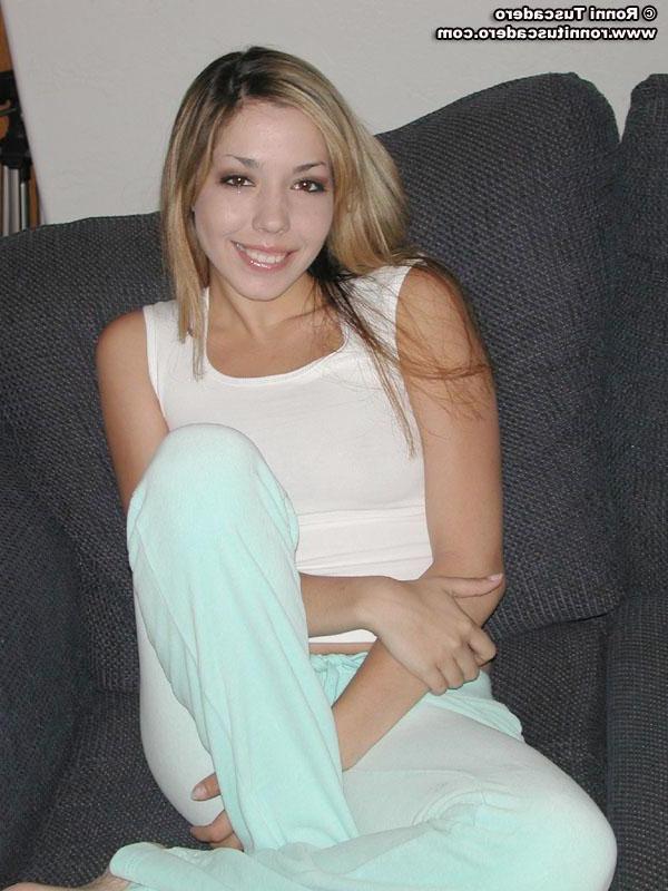 20P Pictures of Ronni and Ali getting nude together