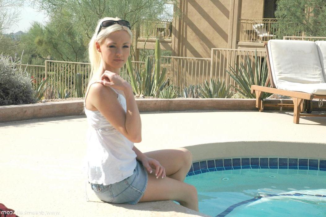 20P Pictures of Dream Kelly hanging out by the pool