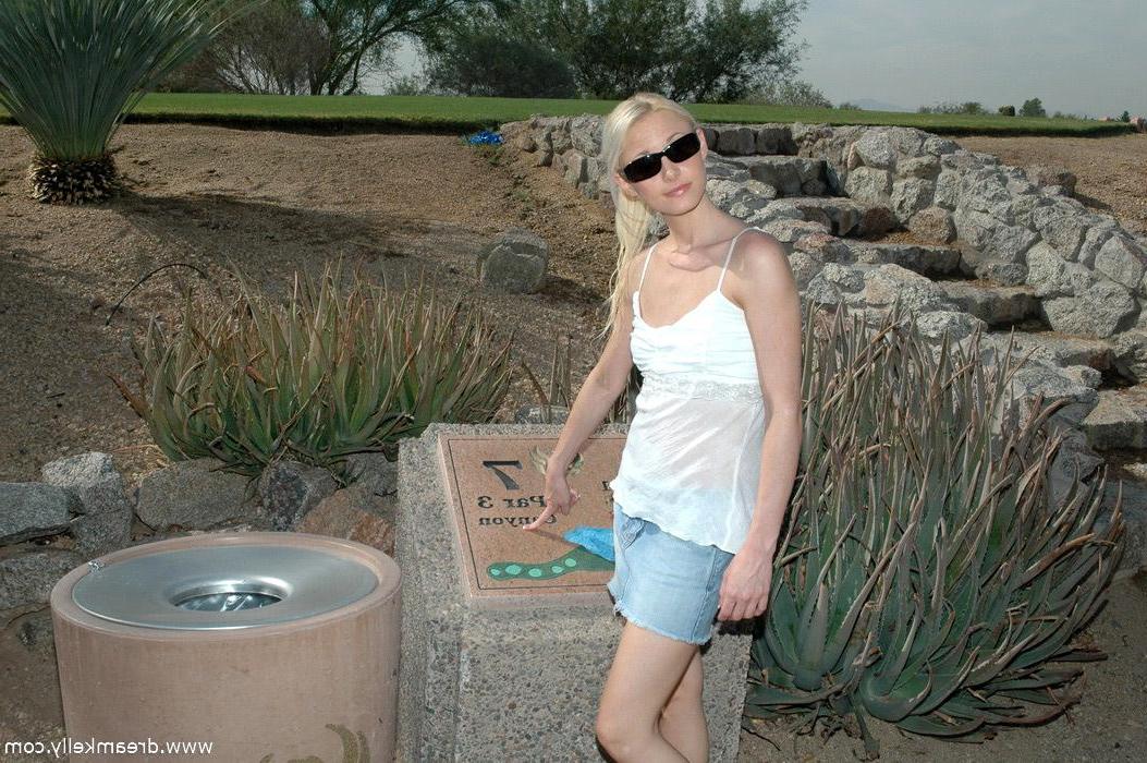 16P Pictures of Dream Kelly rubbing her pussy outside