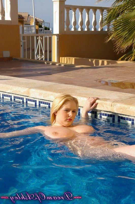 16P Pictures of Dream Of Ashley going for a nude swim