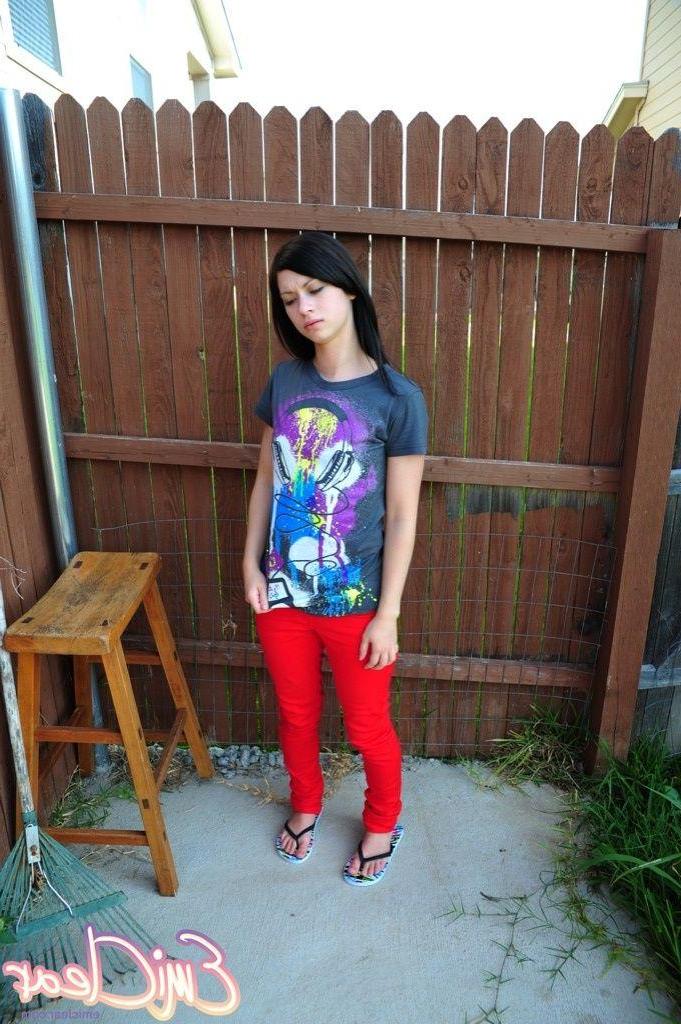 20P Pictures of teen Emi Clear getting totally nude in the back yard