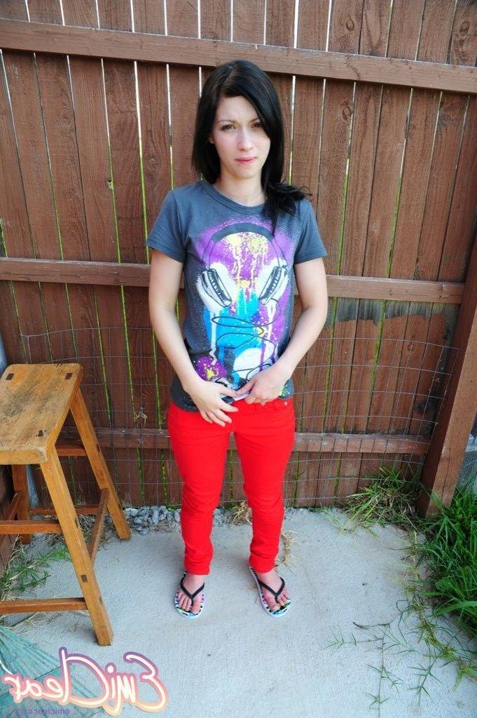 20P Pictures of teen Emi Clear getting totally nude in the back yard