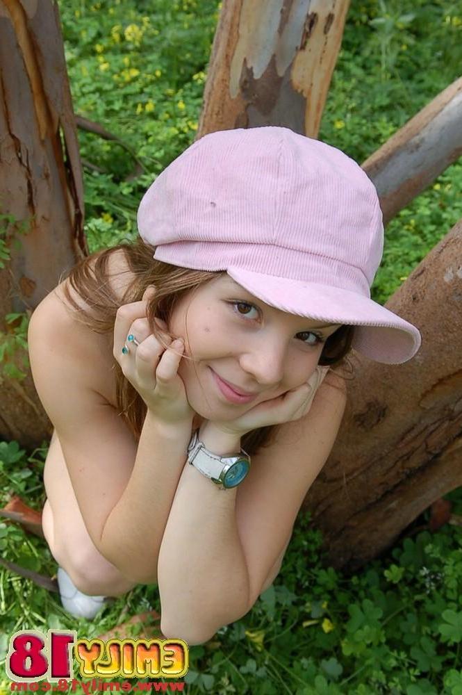 15P Pictures of teen hottie Emily 18 nude outside