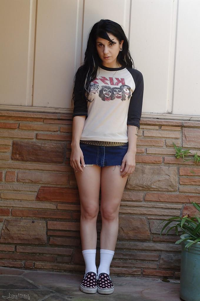 16P Clothed milf Joanna Angel takes part in an amateur posing scene