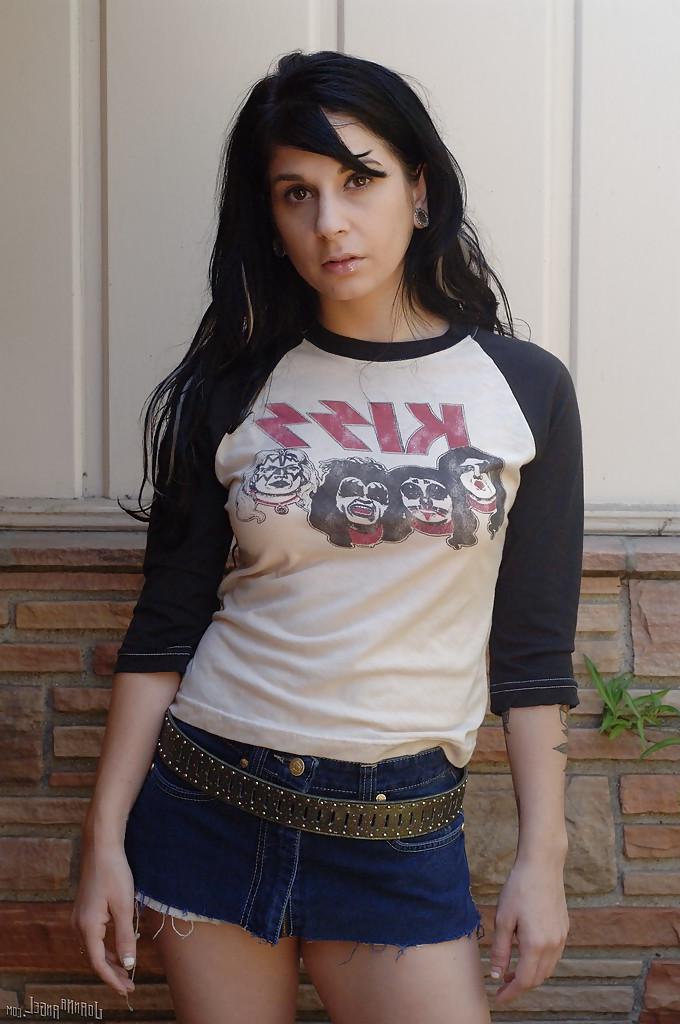 16P Clothed milf Joanna Angel takes part in an amateur posing scene