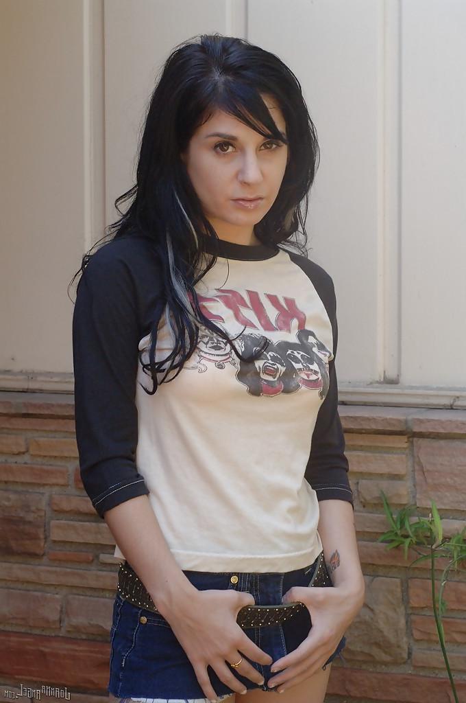 16P Clothed milf Joanna Angel takes part in an amateur posing scene