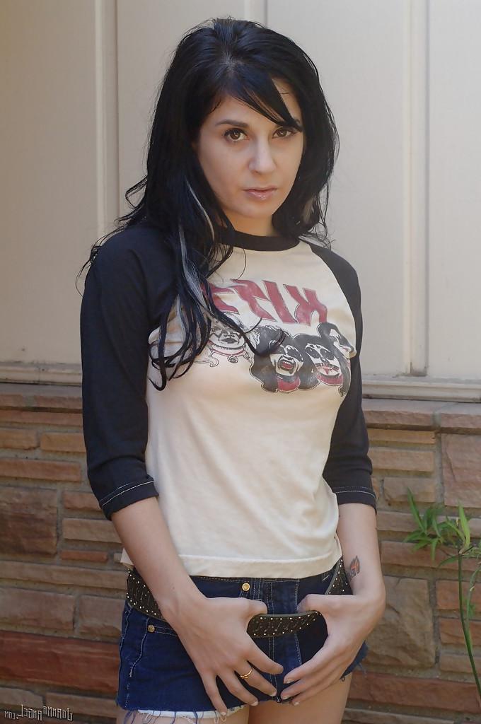 16P Clothed milf Joanna Angel takes part in an amateur posing scene