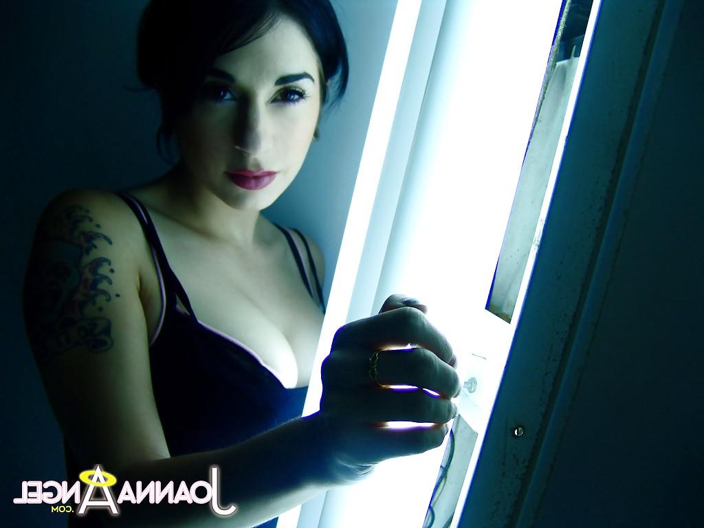 16P Close up amateur posing from a milf babe with big tits Joanna Angel