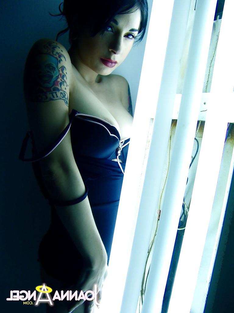 16P Close up amateur posing from a milf babe with big tits Joanna Angel