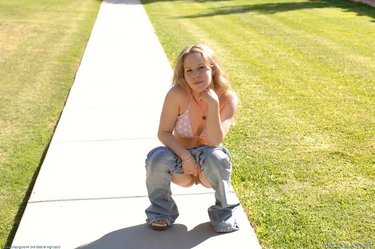 15P Fiona Luv shows off her tasty butt