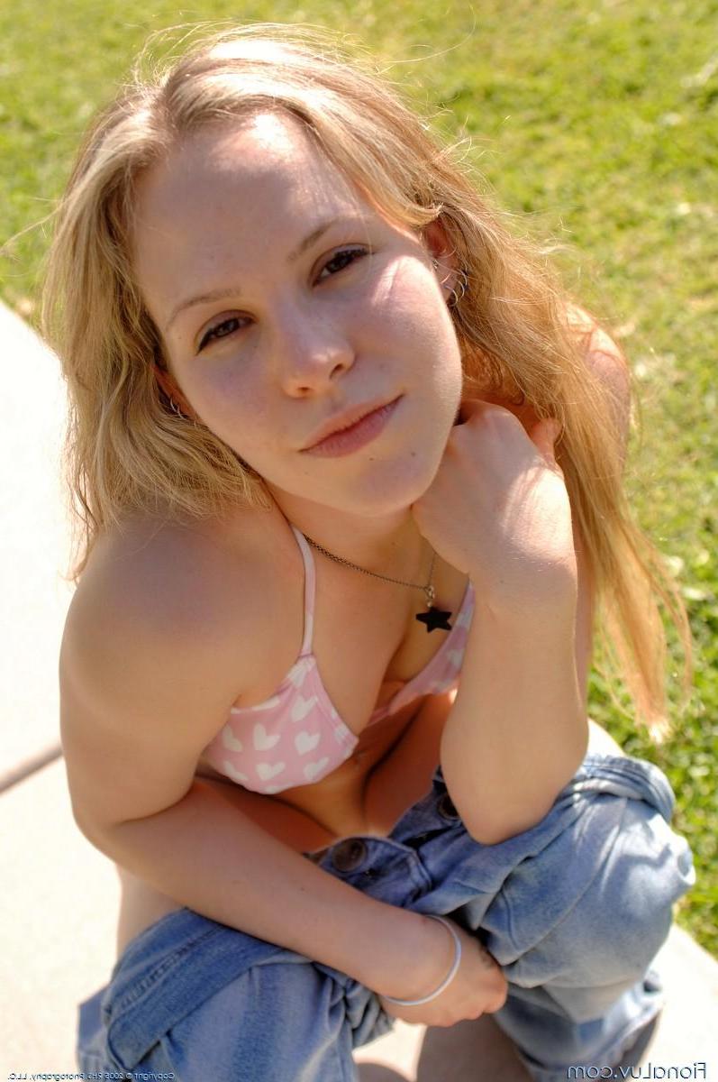 15P Fiona Luv shows off her tasty butt