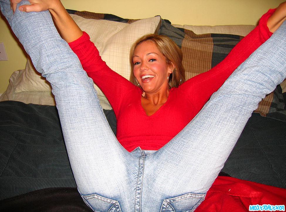 20P Pictures of Foxy Jacky fucking herself with a vibrator