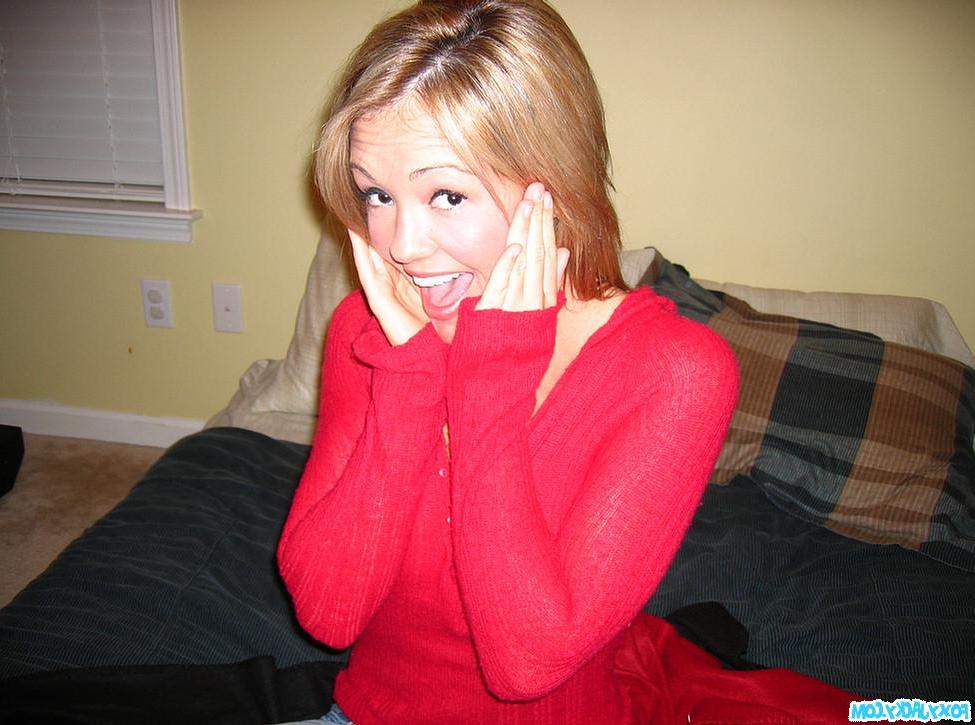 20P Pictures of Foxy Jacky fucking herself with a vibrator