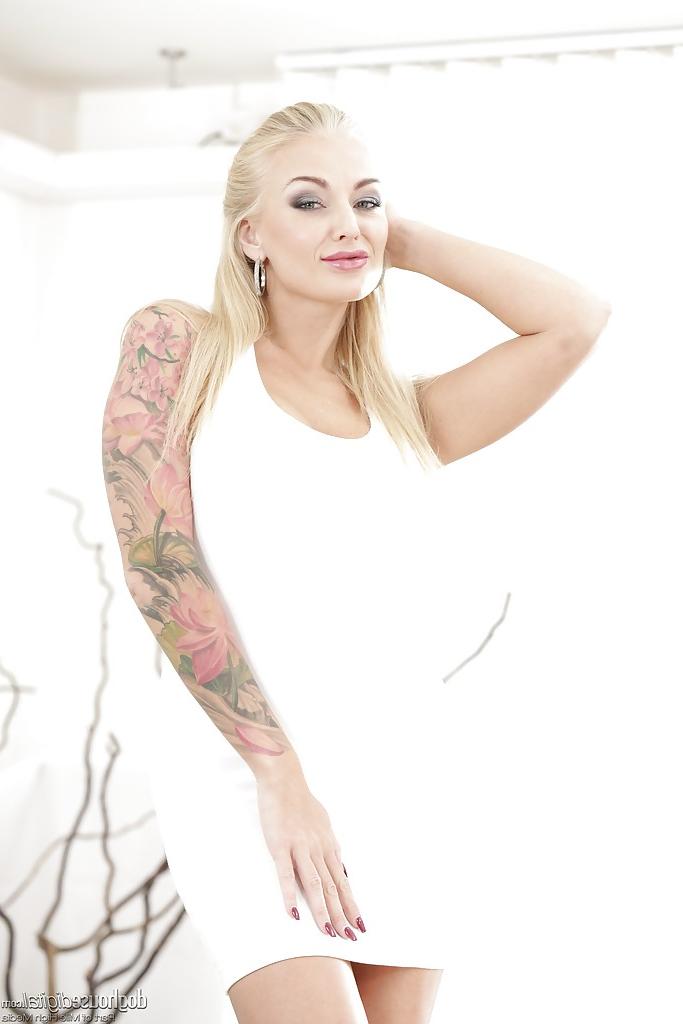 16P Inked blonde babe Kayla Green posing clothed before stripping naked