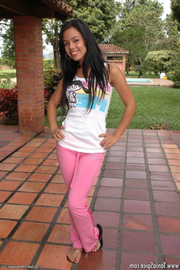 15P Pictures of Tania Spice and Gigi Spice sharing a cock