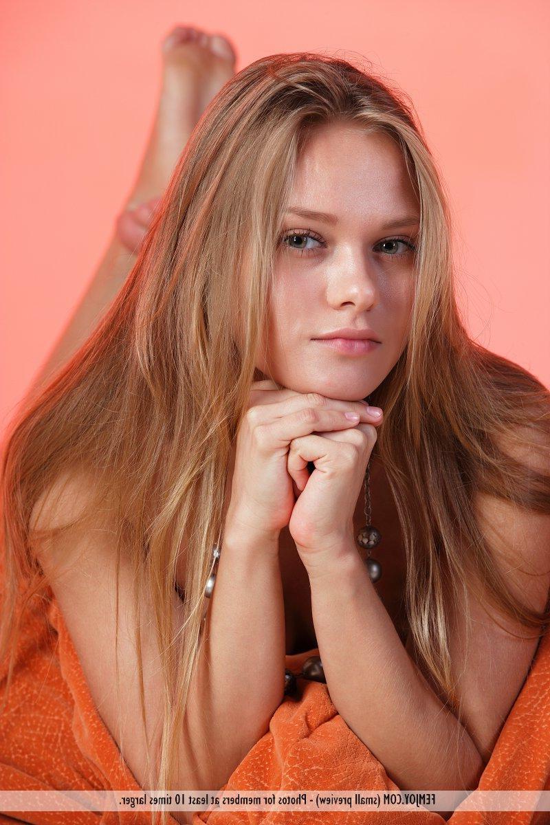 16P Pictures of teen girl Gloria P showing off her hot nude body