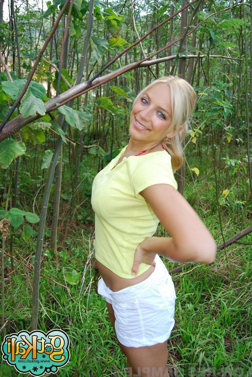 15P Pictures of teen chick Got Kali stripping nude outdoors
