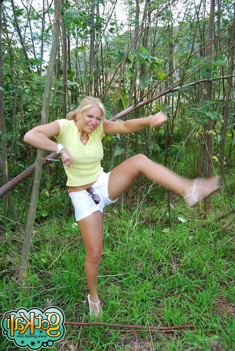 15P Pictures of teen chick Got Kali stripping nude outdoors