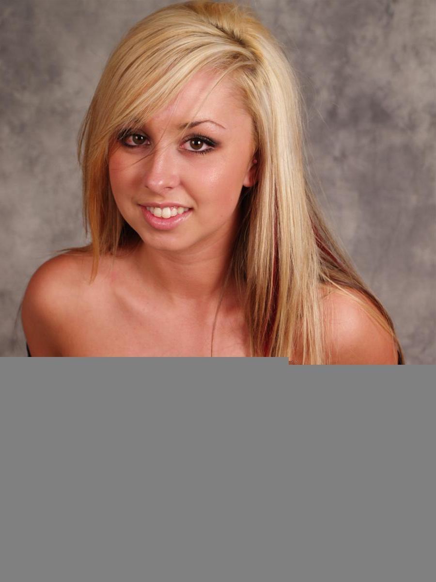 15P Pictures of teen Hailee Jordan trying to stay nonnude in the studio