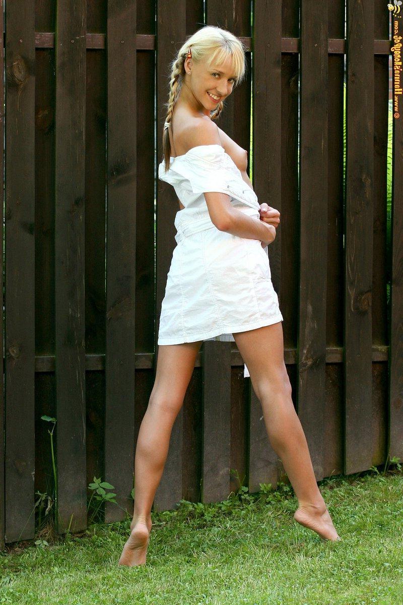 18P Pictures of Hanna's Honeypot stripping nude outside