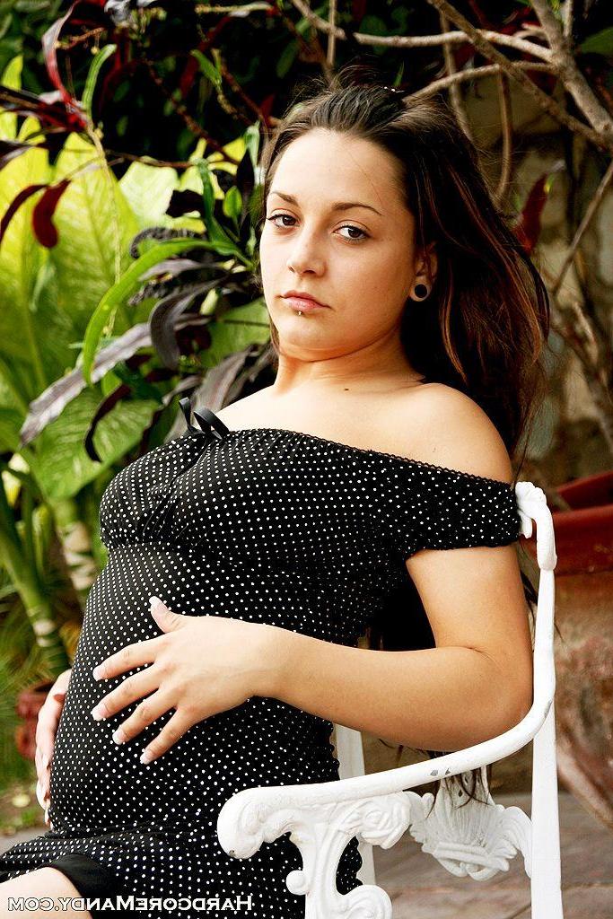 16P Pictures of teen amateur Hardcore Mandy getting nude in the back yard