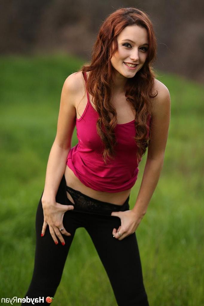 15P Beautiful girl Hayden Ryan shows off her tight body outside