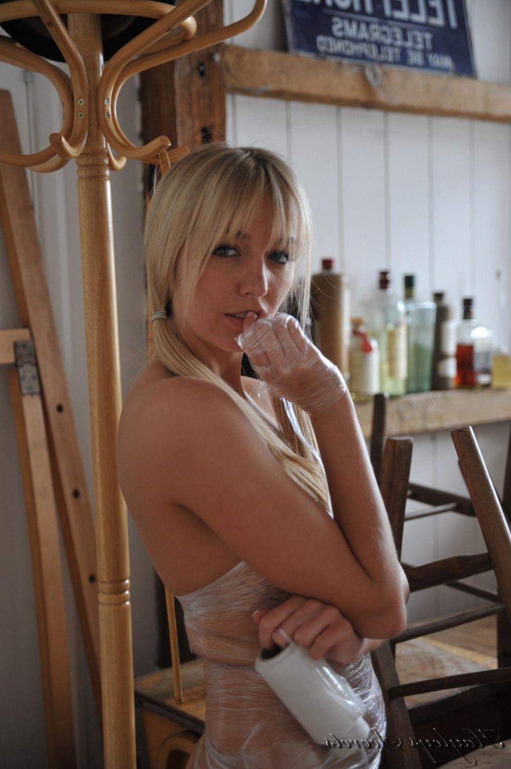12P Pictures of Hayley wrapping herself up so she's nice and fresh