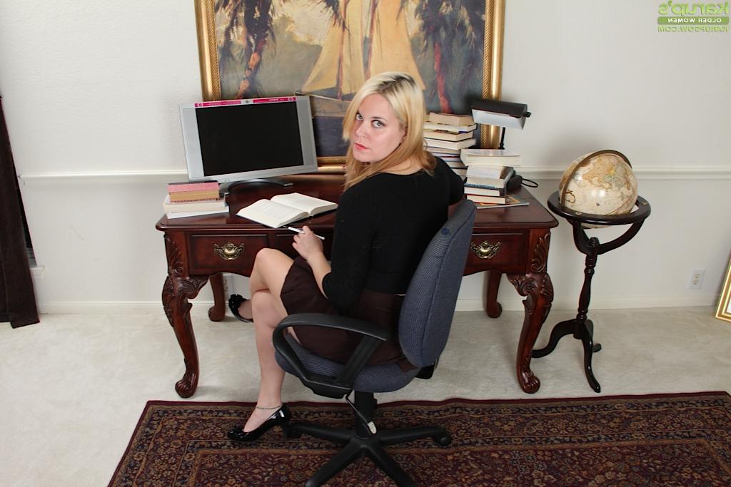 16P Clothed blondie Lindsay Jackson is teasing her fans with a nice posing