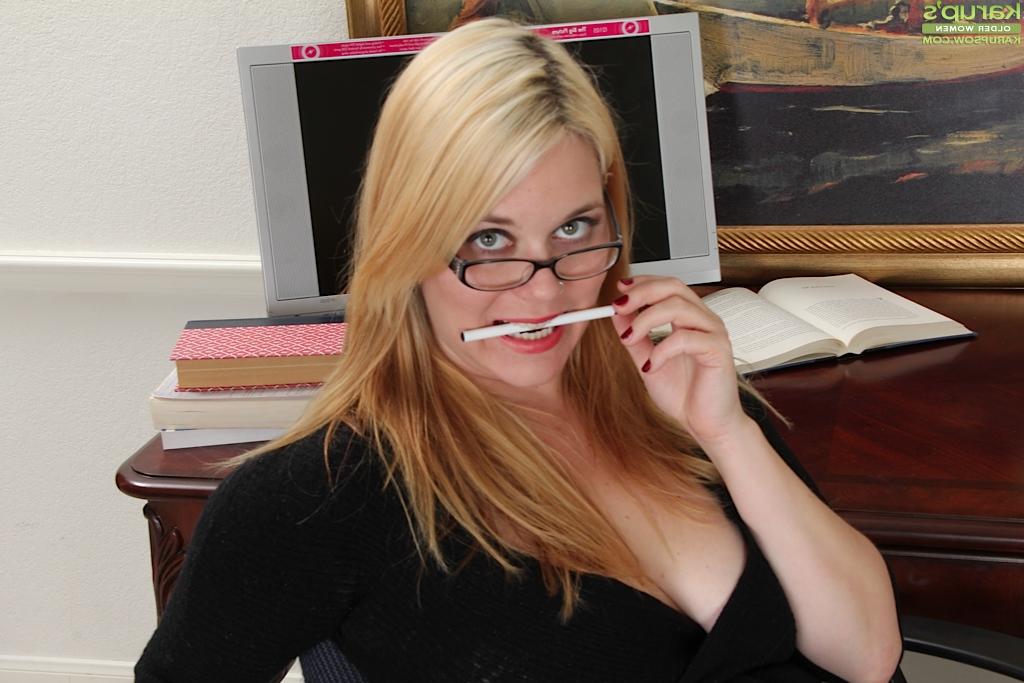 16P Clothed blondie Lindsay Jackson is teasing her fans with a nice posing