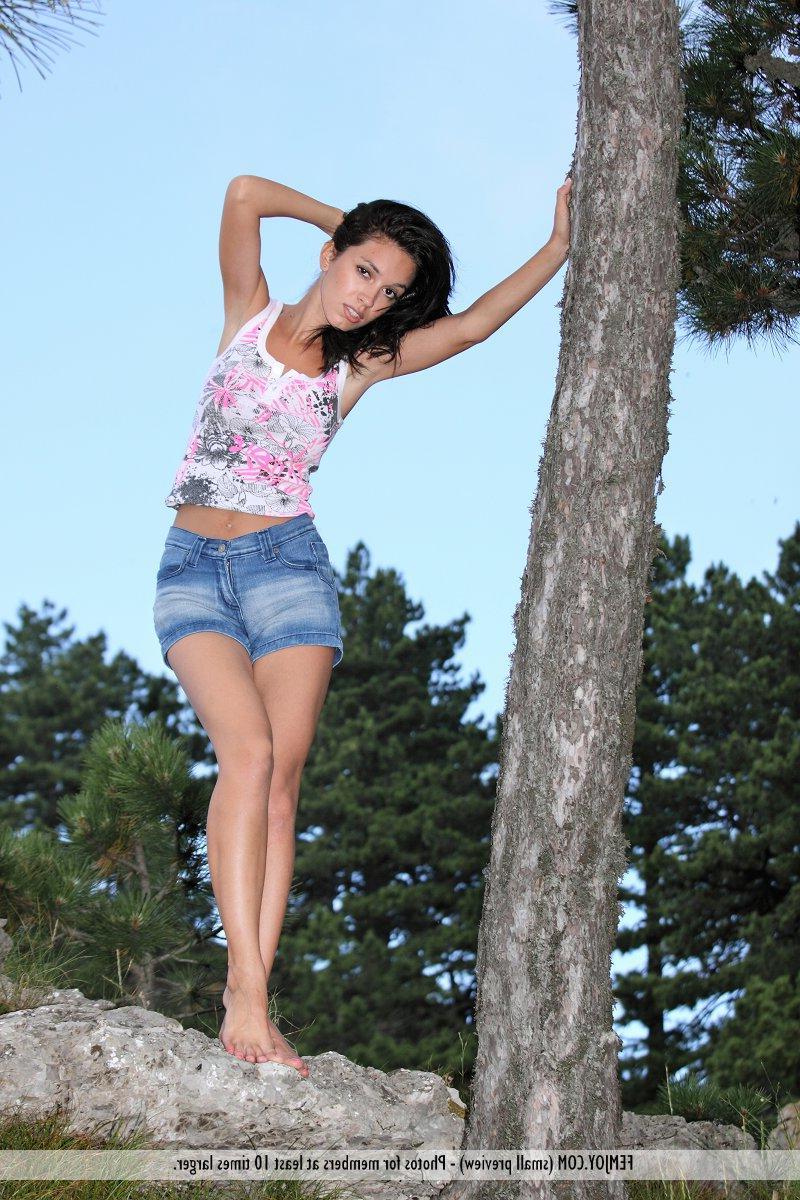16P Pictures of black-haired teen Vic E naked for you outside