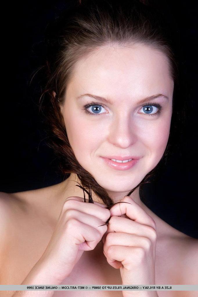 18P Pictures of hot girl Ilze A showing her totally nude body just to you
