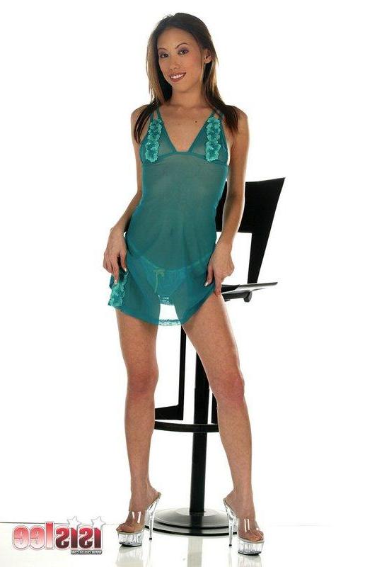 16P Pictures of teen Isis Lee totally nude for you
