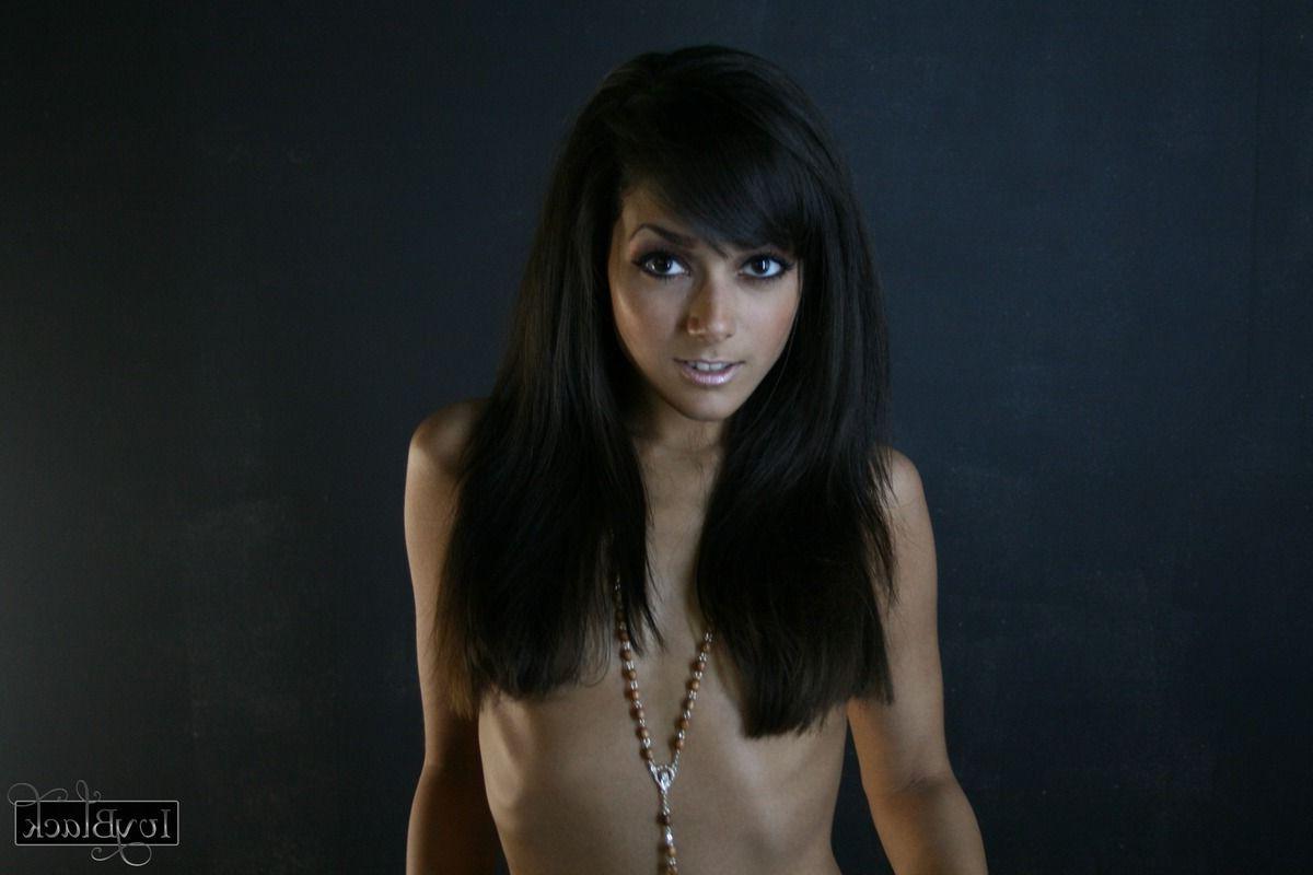 16P Pictures of teen babe Ivy Black showing off her hot nude body