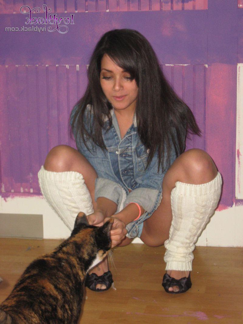 16P Pictures of teen amateur Ivy Black exposing herself for your pleasure