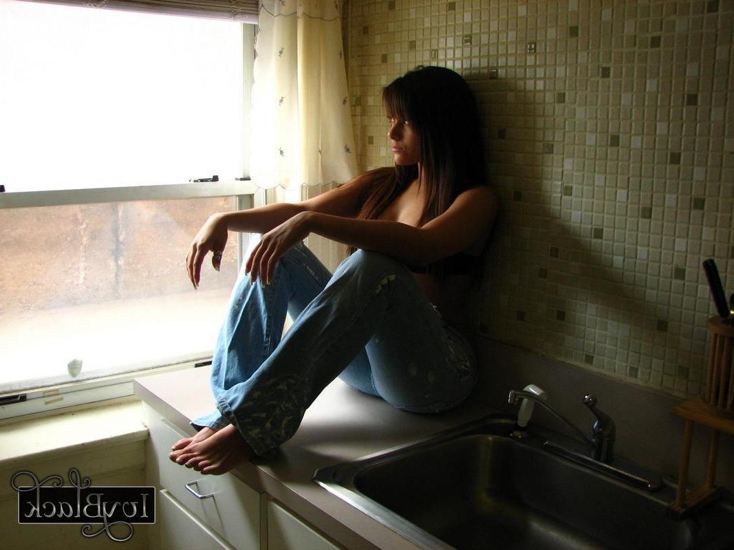 16P Pictures of teen cutie Ivy Black wearing only a pair of jeans