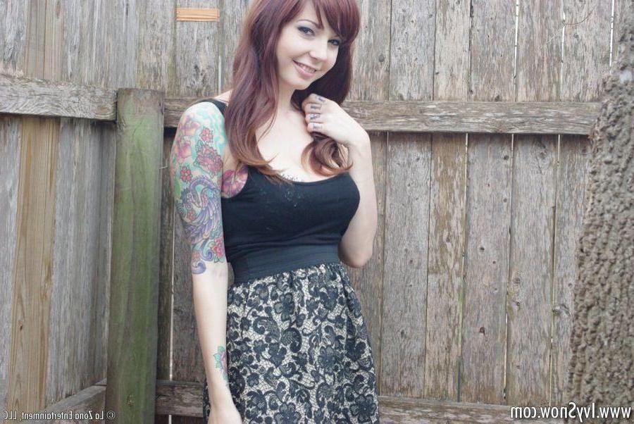 15P Pictures of Ivy Snow fingering her pussy in the back yard