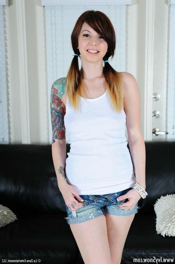 15P Pictures of teen Ivy Snow fucking her pink vibrator