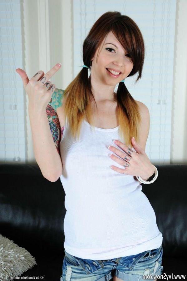 15P Pictures of teen Ivy Snow fucking her pink vibrator