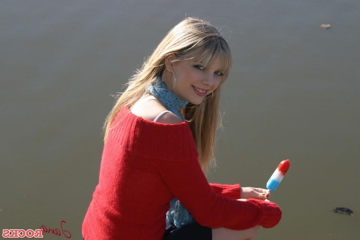 12P Blonde babe Jana shows off her oral skills with a popsicle