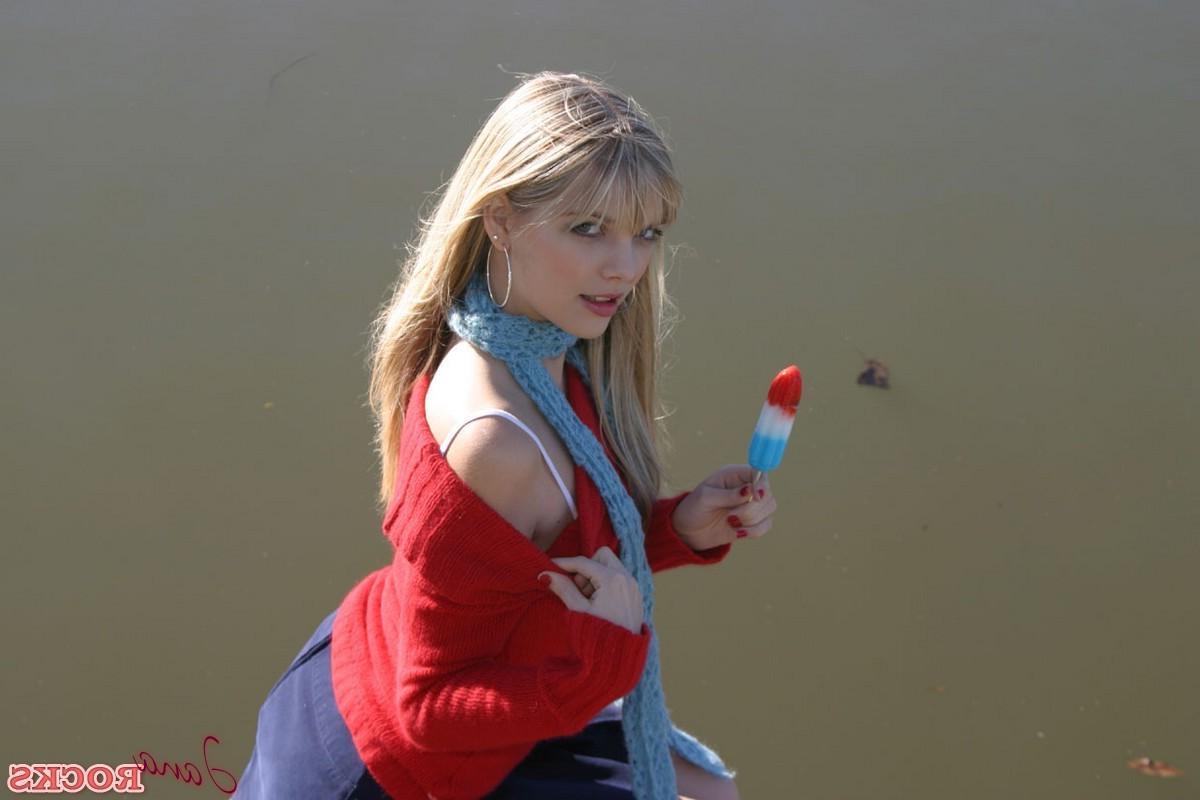 12P Blonde babe Jana shows off her oral skills with a popsicle