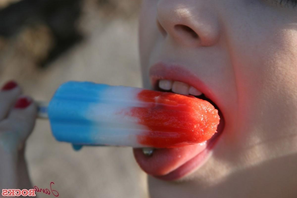 12P Blonde babe Jana shows off her oral skills with a popsicle